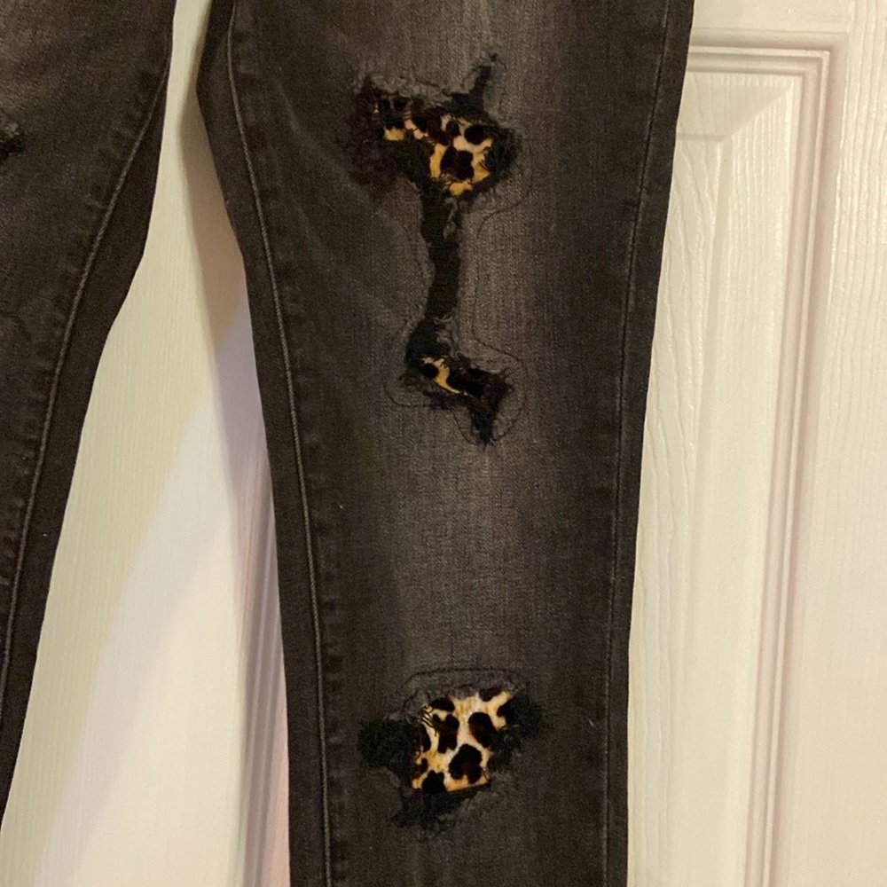 Black skinny jeans with leopard accent